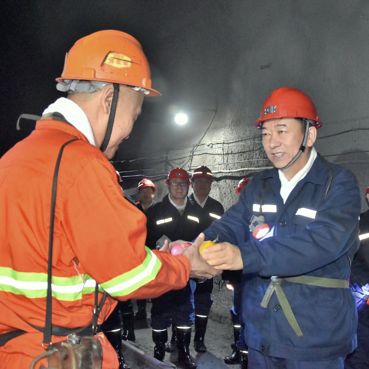 孫成坤在城山礦慰問檢查時強調 立足新起點整裝再出發 全力實現興企富民目標 王戈劉賢君曹加華等陪同